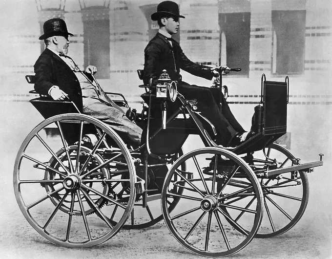 Gottlieb Daimler és Wilhelm Maybach 1885-ben tervezte az autót