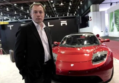 Elon Musk a Tesla Roadsterrel 2008-ban