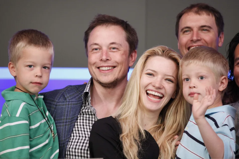 Elon Musk volt feleségével, Talulah Riley-vel és ikerfiaival