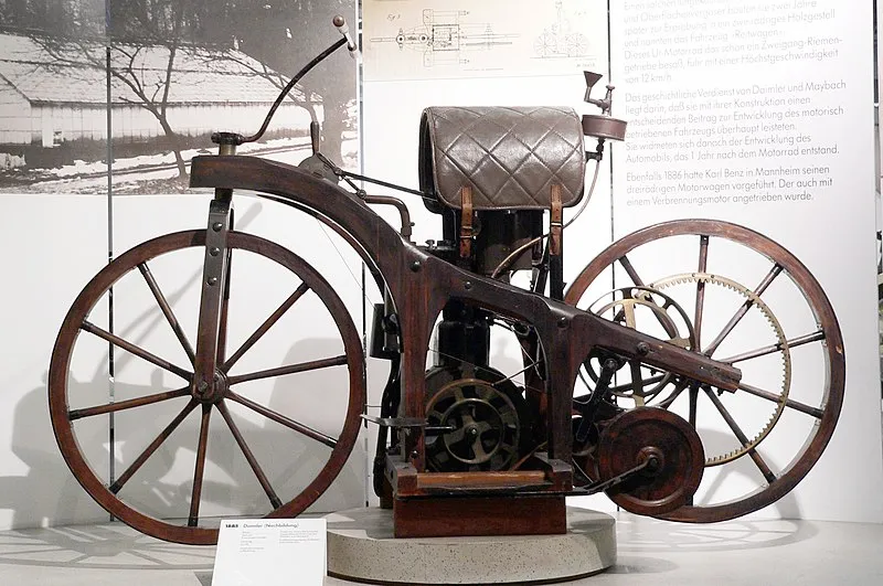 Gottlieb Daimler és Wilhelm Maybach 1885-ben tervezte a Reitwagent