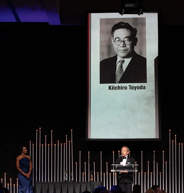 Kiichiro Toyoda beiktatási ceremónia az Autóipari Hírességek Csarnokába 1994