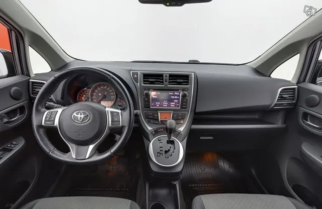 Toyota Verso 1,33 Dual VVT-i Stop & Start Comfort Multidrive S - / VETOKOUKKU / LOHKO - JA SISÄPISTOKE / PERUUTUSKAMERA / VAKKARI / Image 9